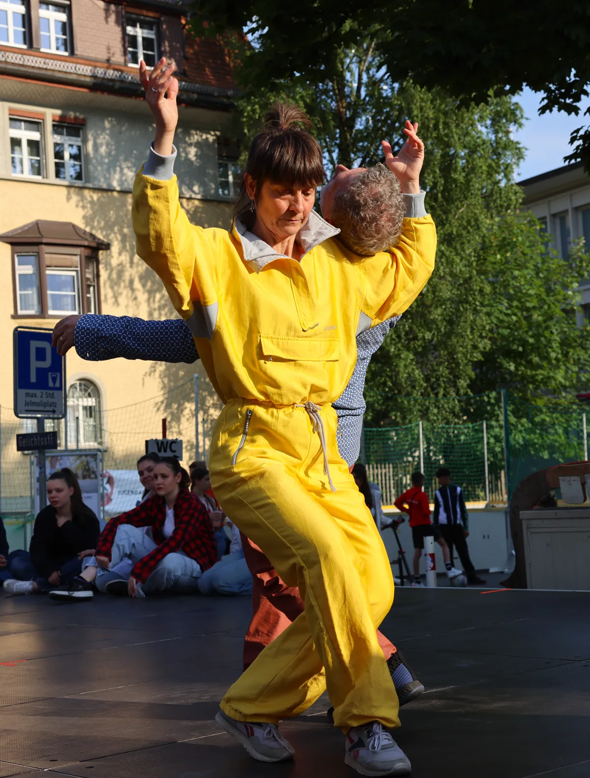 Contact Improvisation auf der Bühne. Eine improvisierte, emotionale Darbietung mit Körperkontakt. Am 3. Juni startete das Projekt «S' Zentrum zum Sii» in Uster. Es soll die Autostadt für zwei Wochen in eine vibrierende Fussgängerzone verwandeln.